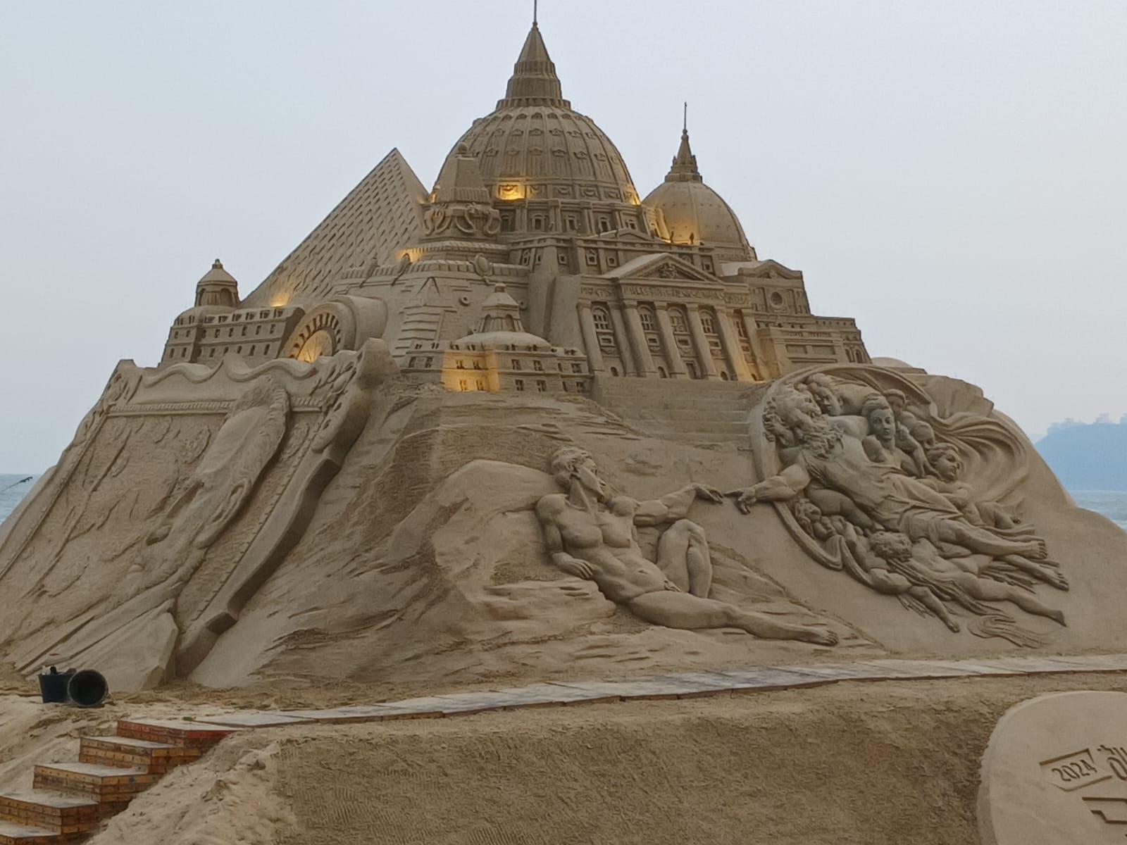 Star Wars-themed sand sculpture at Haeundae Beach in Busan on Monday. Photo By: Clara, South Korea